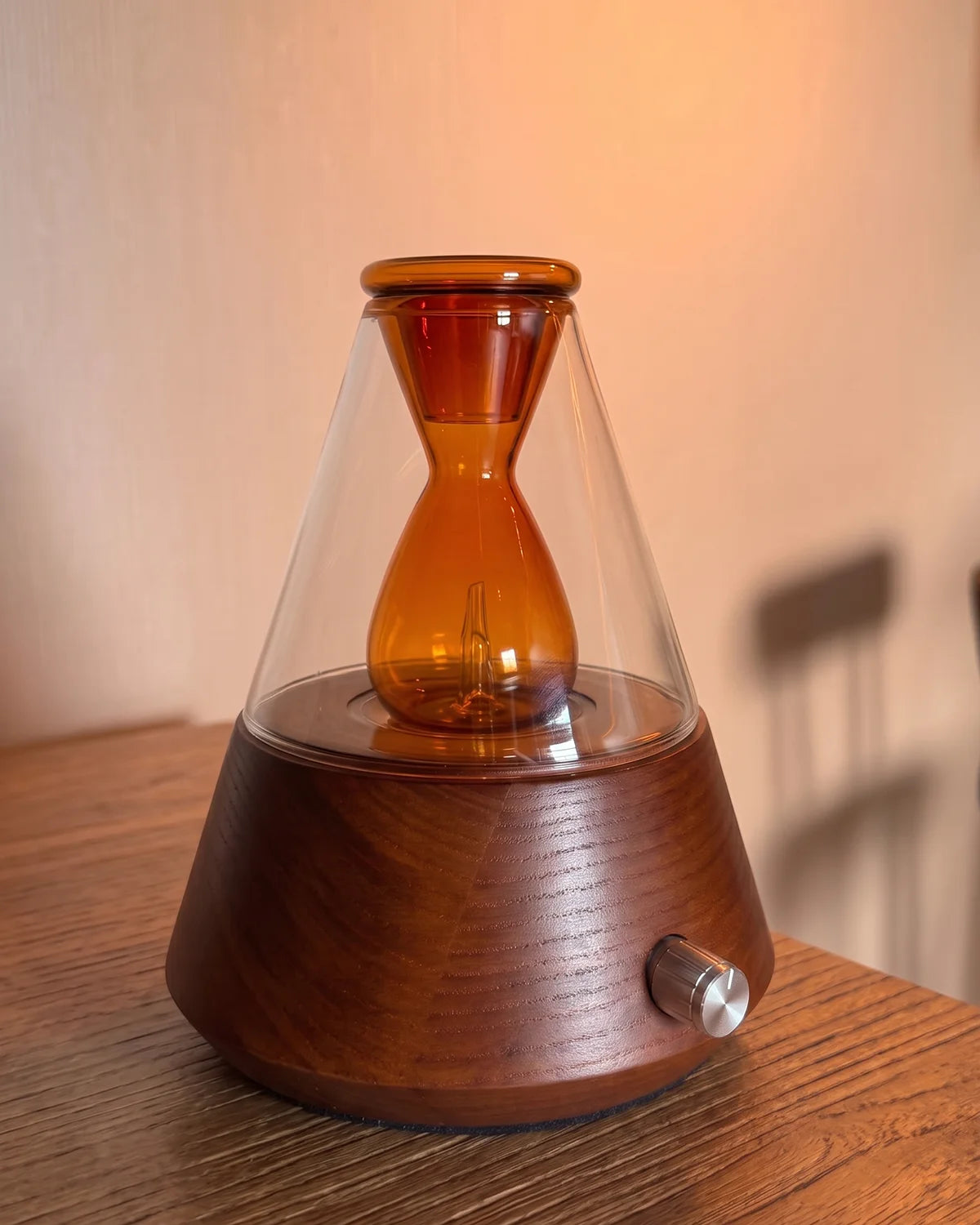 Discover the Chavanc Waterless Essential Oil Diffuser. An artisan amber glass aromatherapy diffuser engineered for pure room scent, with cold-air nebulization and 3-stage timers.