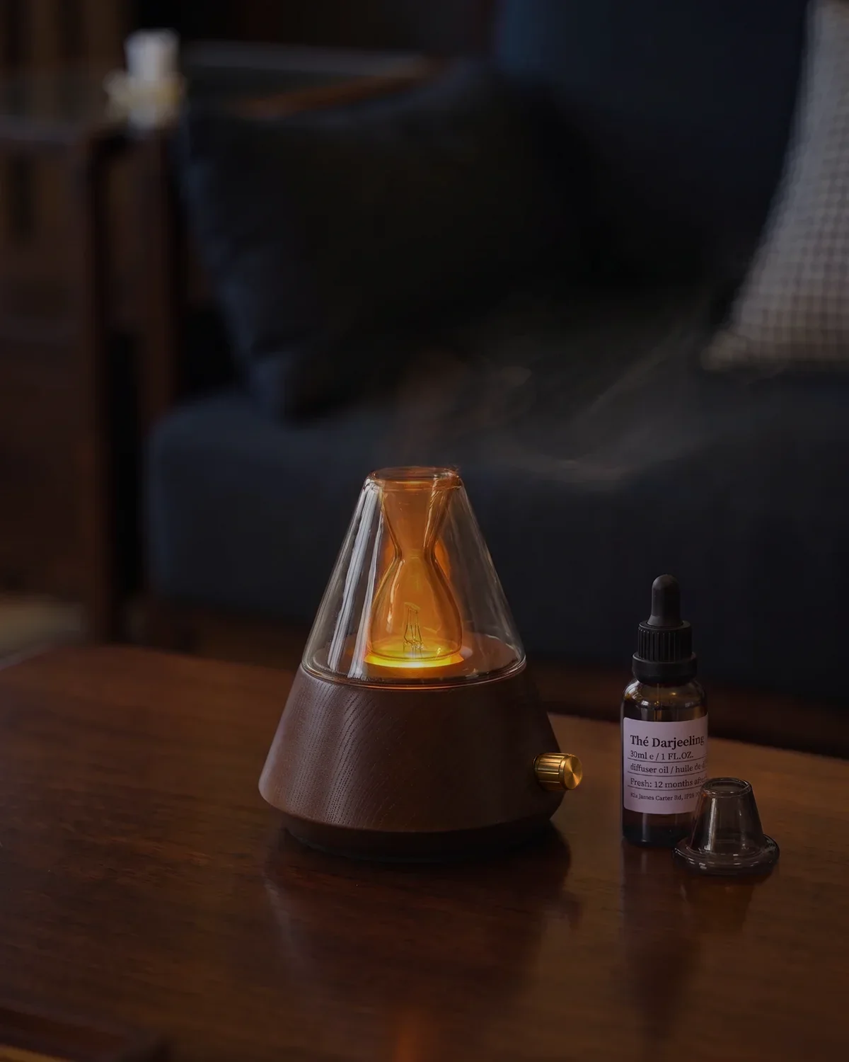 Chavanc_AromaWaterless_Essential_Oil_Diffuser._An_artisan_amber_glass_aromatherapy_diffuser_engineered_for_pure_room_scent_with_cold-air_nebulization