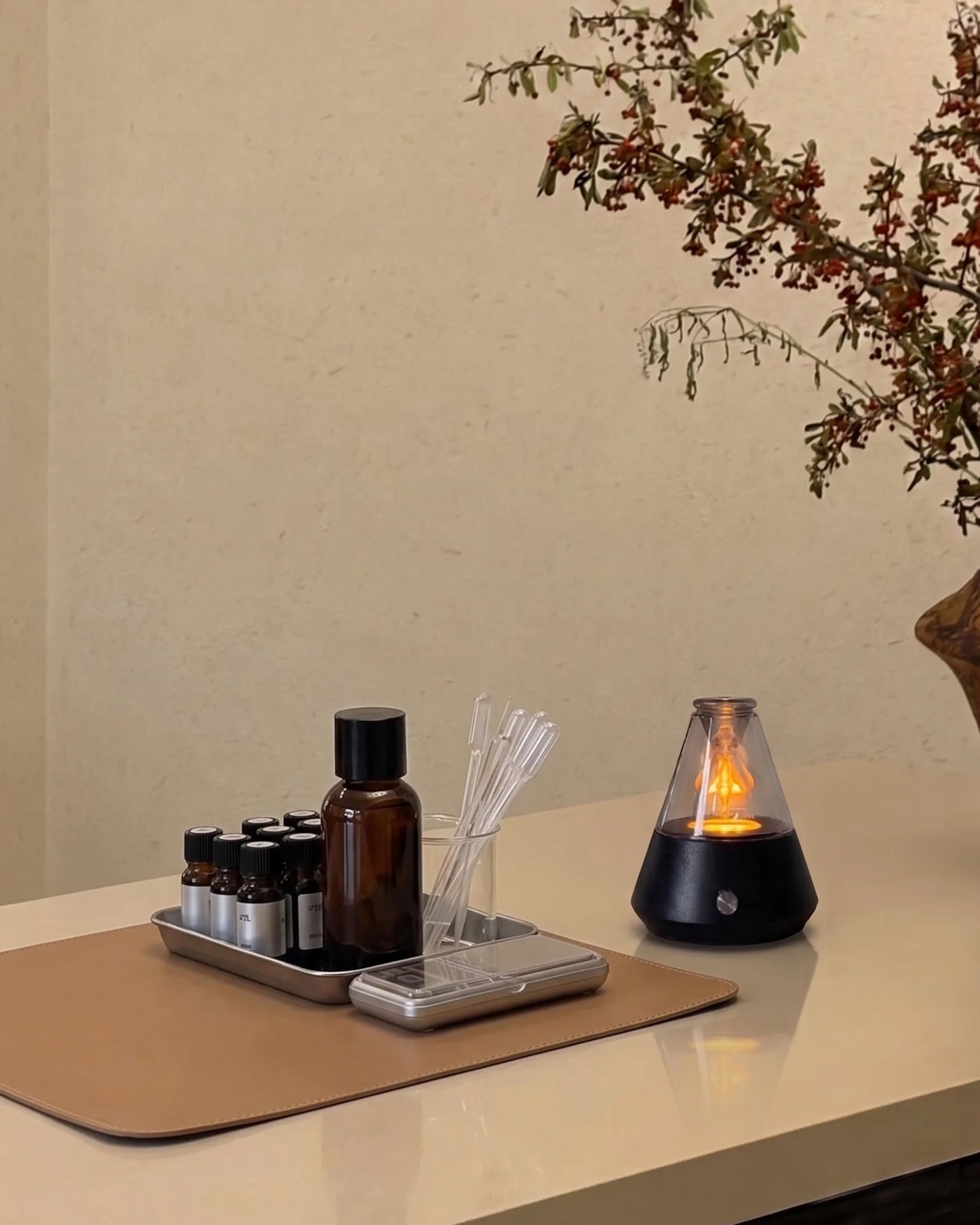 Discover the Chavanc Waterless Essential Oil Diffuser. An artisan amber glass aromatherapy diffuser engineered for pure room scent, with cold-air nebulization and 3-stage timers.